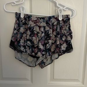 Lululemon hotty hot 2.5 shorts